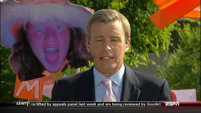 Illustration for article titled "Will Muschamp Listens To Nickelback": Your Roundup Of The Best Signs Behind The College Gameday Crew